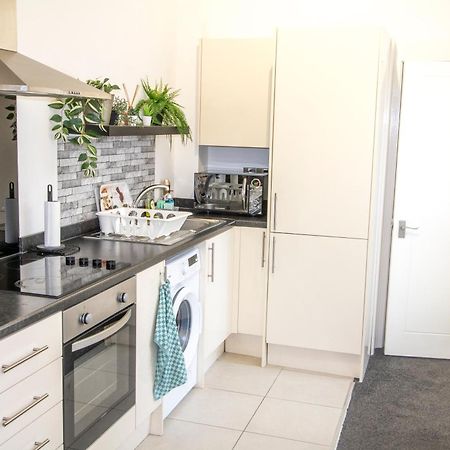 Cozy And Charming - 1 Bedroom Apartment - Free Parking, Transit Links, Close To Stadiums Manchester Buitenkant foto